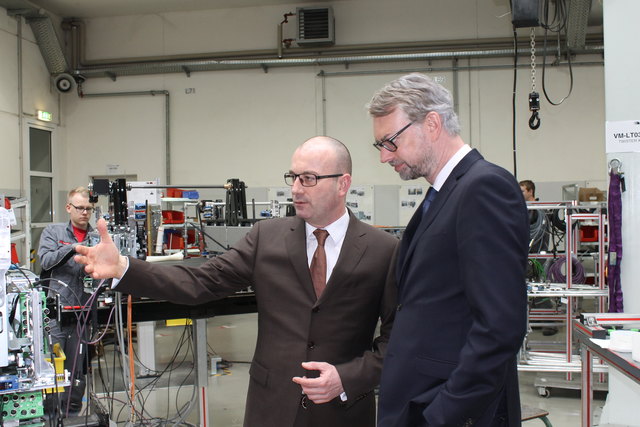 Vorstandsvorsitzender Georg Kirchmayr führte Wirtschafts-Landesrat Michael Strugl durch die TGW Logistics Group. | Foto: Herzog
