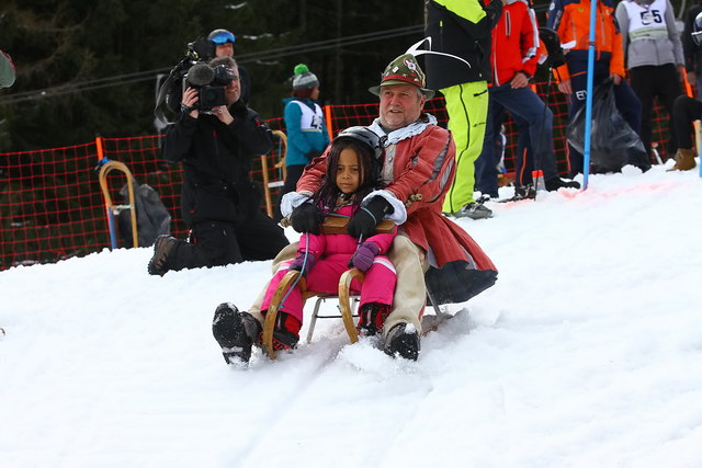 Auch der Niedernsiller Hans Wurst, Johannes Rupert Franz, schnappte sich eine Rodel. | Foto: SSAS/FMT-Pictures T.A.