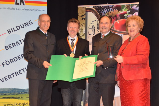 In der Kategorie "Mischsäfte" holte Kurt Löffler mit seinem Apfel-Karottensaft den Titel nach Königsdorf.