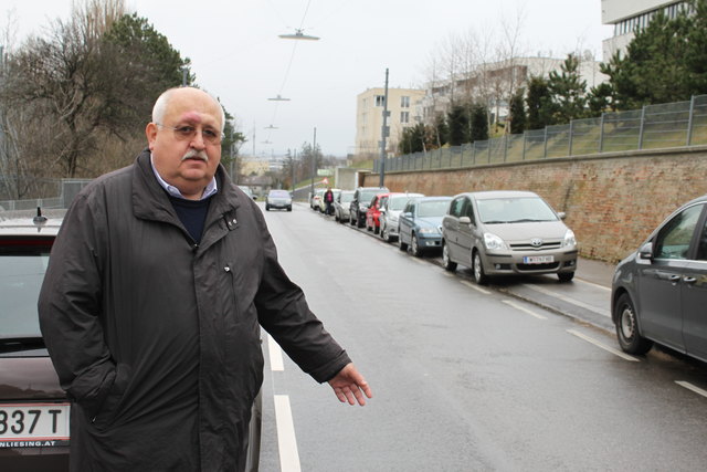 Lokalaugenschein: Ernst Paleta (ÖVP) auf der Rudolf-Waisenhorn-Gasse. Wegen eines Parkstreifens gibt es nur noch eine Fahrspur. | Foto: ÖVP 23