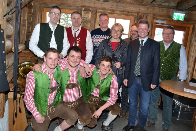 Michael Krenn (d'Schneidgeher), Kapellmeister Robert Gruber (TMK Göstling/Ybbs), Bürgermeister Friedrich Fahrnberger, ORF-Moderatorin Birgit Perl, Hochkar-Bergbahnen-Betriebsleiter Heinz Huber, Eisenstraße-Obmann Nationalratsabgeordneter Andreas Ha | Foto: Hackl
