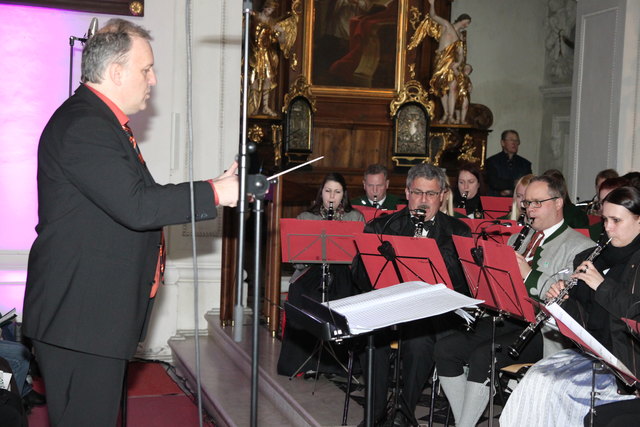 Gerald Oswald dirigierte das Gesamtwerk