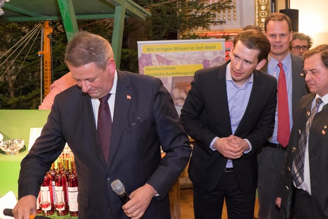 Andrä Rupprechter und Sebastian Kurz bei der Leistungsschau der "Best of Austria"-Gala. | Foto: Arnold Burghardt