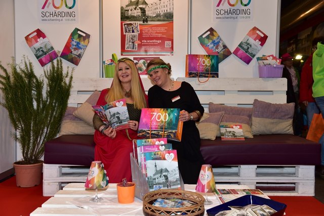 Werben in Mittelalterkleidung für ihre Stadtführungen: Gabi Ritzberger und Brigitte Skvaric.