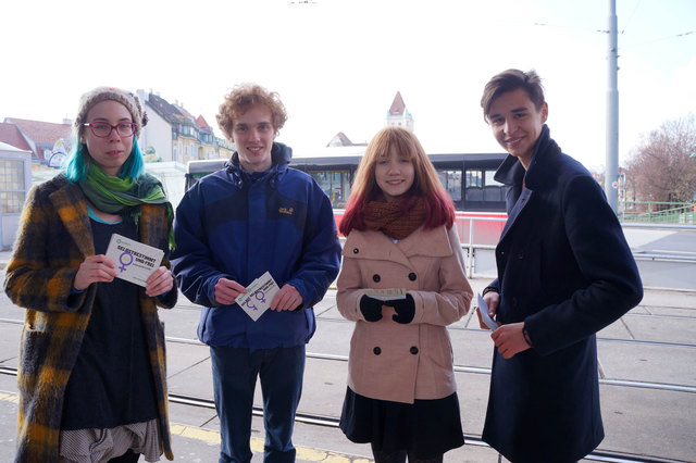 Mit einer Aktion bei der U4-Station Hietzing forderten die Jungen Grünen die Gleichberechtigung von Männern und Frauen. | Foto: Junge Grüne