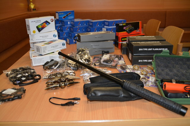 Teleskopschlagstöcke, Stahlruten, Schlagringe, ein Gewehrscheinwerfer und mehrere Modelle getarnter Elektroschocker stellte die Polizei beim 40-Jährigen sicher.