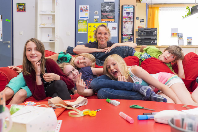 Caroline Wanke, Beraterin der Frauen- und Mädchenservicestelle INNOVA wie auch Betreuerin bei RAINBOWS, mit den Kindern einer Gruppe. | Foto: rainbows