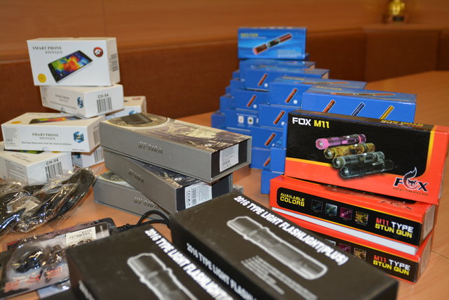 Getarnte Elektroschockgeräte sind in Österreich verboten, sowohl die Handys (hinten) als auch die Taschenlampen (vorne).
