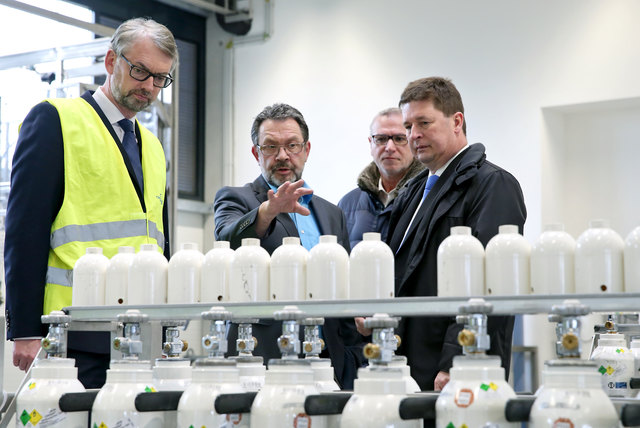 Wirtschafts-Landesrat Michael Strugl, DI Bauer, DI Uwe Gapp und Mag. Günther Maier (Linde Österreich Holding GmbH). | Foto: Land OÖ/Denise Stinglmayr
