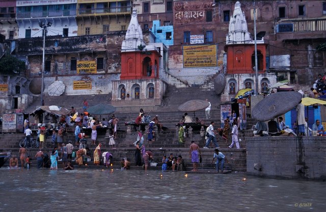 Abendliches Waschen und Bad im Ganges bei einem der vielen Ghats.