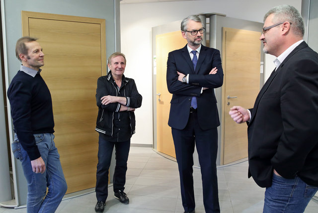 Firmenchef Wolfgang Thallinger, Gemeindevorstand Walter Topf, Wirtschafts-Landesrat Michael Strugl und Vizebürgermeister Johannes Moser. | Foto: Land OÖ/Denise Stinglmayr