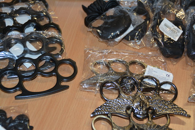 Schlagringe aus Metall und Hartkunststoff