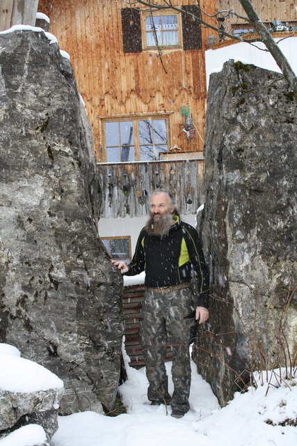 Franz Spielmann steht im "Tor nach Osten" - eine Installation in seinem Garten.
