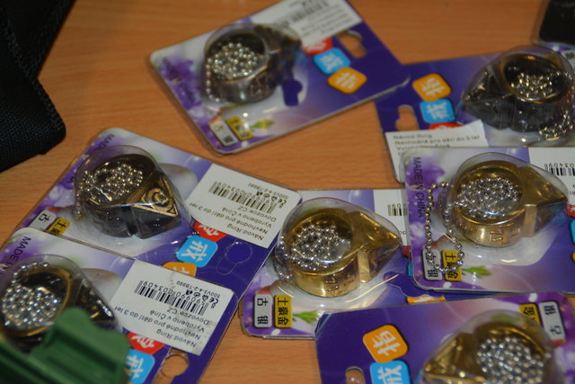 Zugespitzte Ringe aus Metall – kein Schmuck.