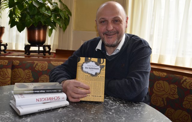 Verleger Jürgen Schütz mit seinem Top-Titel "Die Gehörlosen" aus dem aktuellen Frühjahrs-Programm.