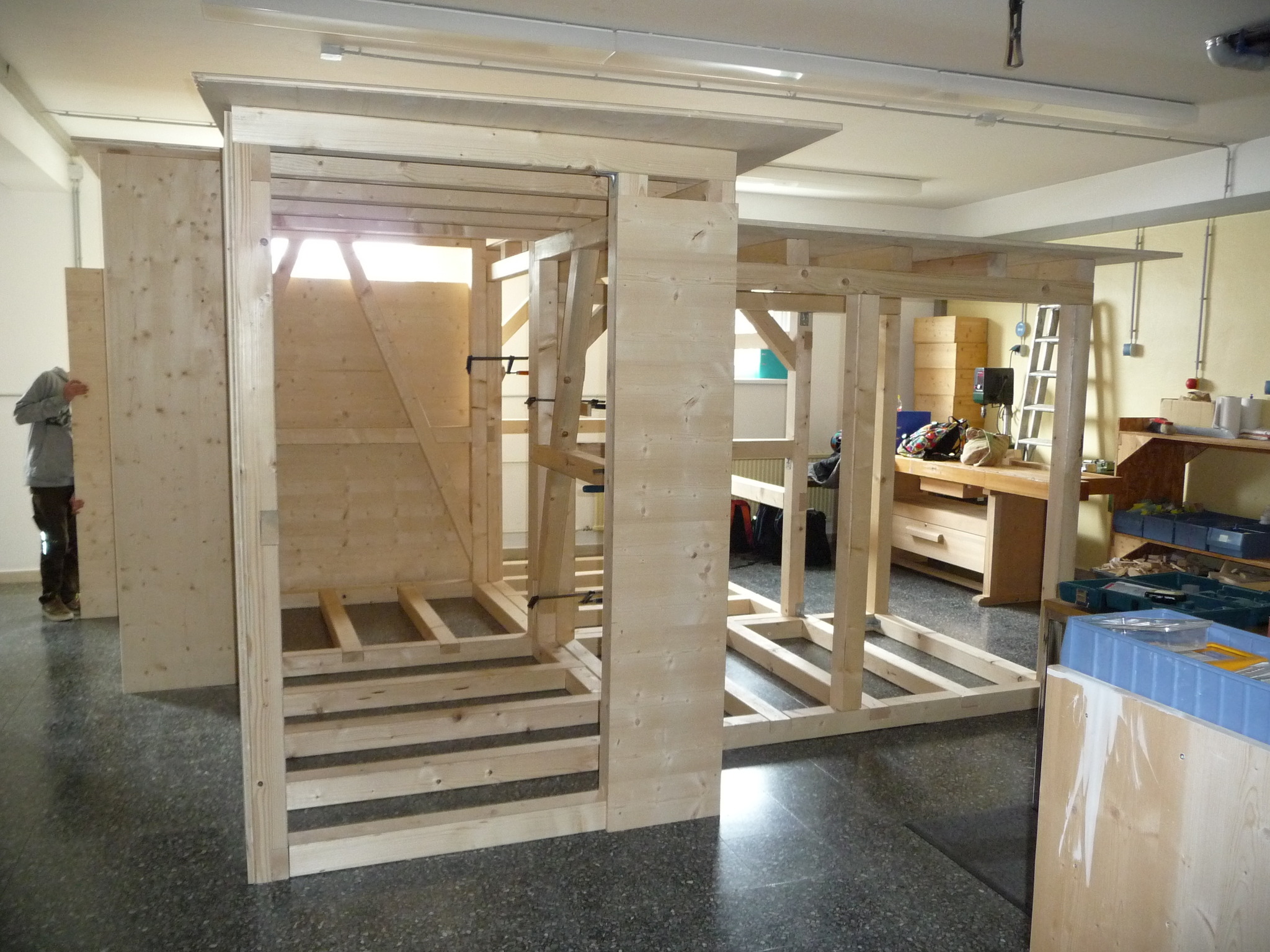 PTS Schüler bauen ein Holzhaus für den Kindergarten - Reutte