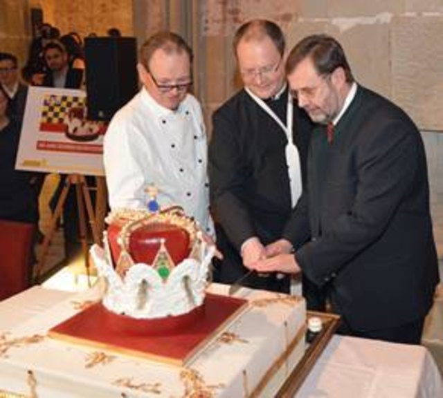 Die Torte wurde von Hans Penz und Anton Höslinger feierlich angeschnitten. | Foto: Ludwig