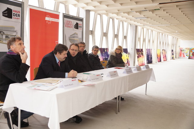 Martin Bosch, Werner Gruber, Bürgermeister Matthias Stadler, Hannes Raffaseder,  Barbara Streicher und Christine Nusterer präsentierten die Zukunft des ehemaligen Wesely-Hauses.