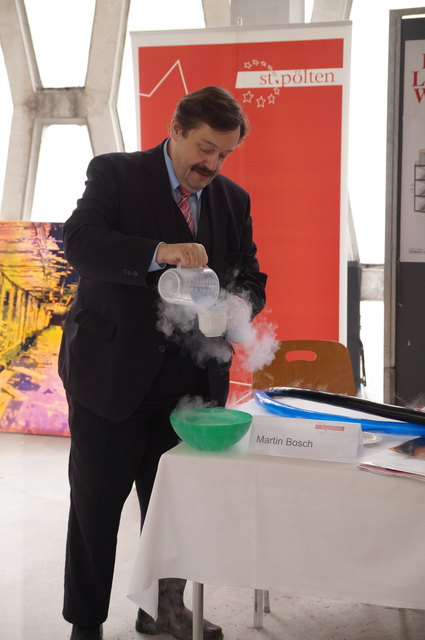Physiker und Science-Buster Werner Gruber zeigte, wie der experimentelle Wissenserwerb im Haus der Zukunft aussehen könnte.