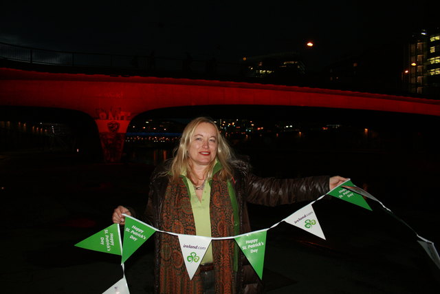 Constanze Anton-Grabner von Tourism Ireland probt schon einmal grün für den St. Patrick's Day. Die Donaukanalbrücken werden dann auch in einem satten Grün erstrahlen.
