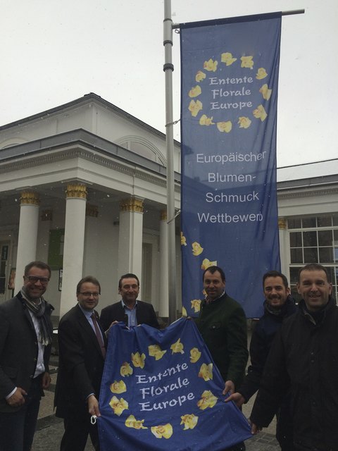Hissen der Fahne vor der Trinkhalle (Vlnr.): Tourismusdirektor Robert Herzog, Bürgermeister Hannes Heide, Martin Wagner von der Entente florale,Stadtrat Johannes Kogler, Johannes Aldrian, Vorstand der Katrinseilbahn, undChristoph Hauser, Geschäftsführer d | Foto: Gemeinde