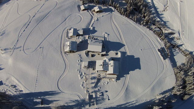 Die Langlaufloipe schlängelt sich durch das Lammertal und rund um den Alpengasthof Lämmerhof. Vielen Dank an Gabriel Lanzinger für den Flug mit der Drohne | Foto: Gabriel Lanzinger
