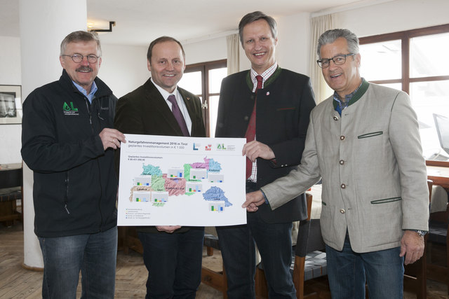 v.l.: DI Siegfried Sauermoser, WLV, LH-Stv Josef Geisler, Landesforstdirektor DI Josef Fuchs, DI Hubert Steiner, Vorstand Abteilung Wasserwirtschaft | Foto: Die Fotografen