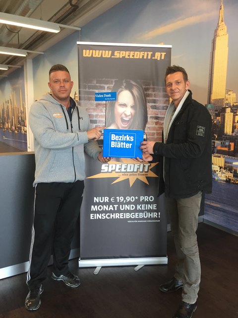 Bezirksblätter Werbeberater Markus Kostal (r.) übergibt Speedfit-Chef Jochen Maier (l.) die Spendenbox.