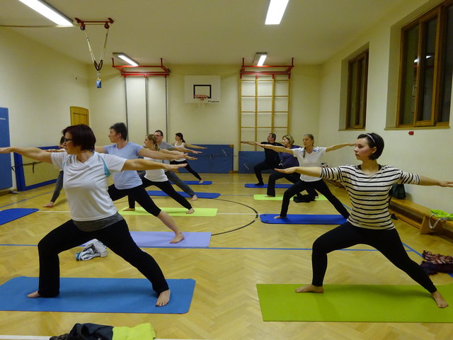 Hier die sportlichen Damen und Herren beim Yoga in Floing | Foto: Hilde Kulmer, Gesunde Gemeinde Floing