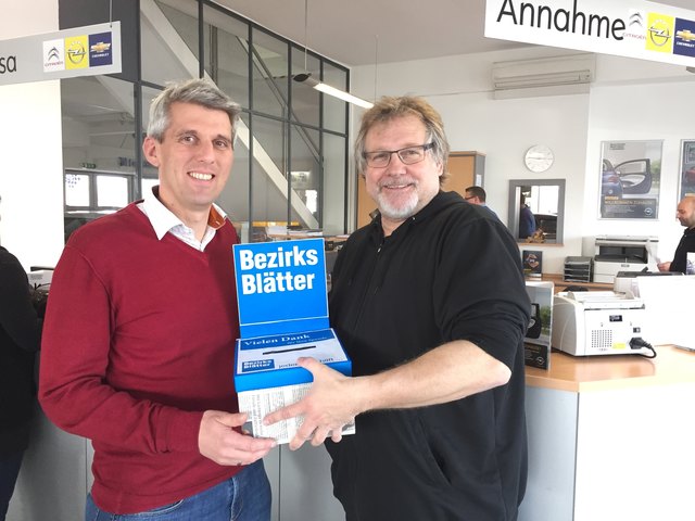 Stellvertretender Chefredakteur Peter Zezula bringt die Spendenbox im Autohaus Zezula und bei Chef Jochen Schwarz vorbei.