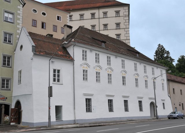 In Anlehnung an die Initiative von Galerist Engelbert Kliemstein für ein freies Kunsthaus in Linz wurde das heutige Atelierhaus Salzamt ab 2002 projektbezogen als Kliemsteinhaus bezeichnet. | Foto: Stadt Linz
