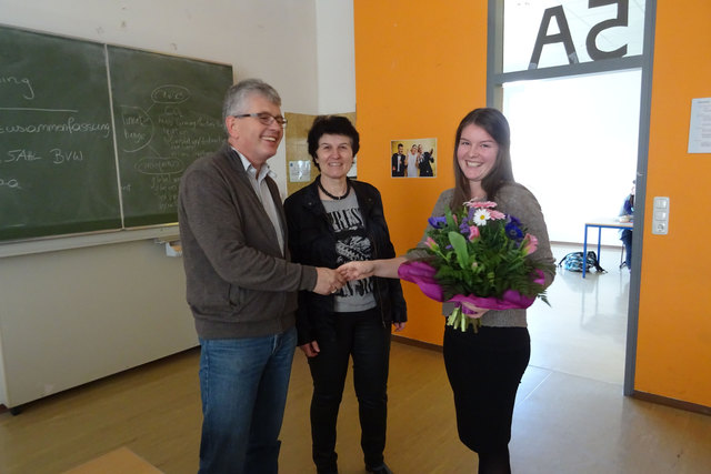 Schülerin Beatrice Greisinger mit Klassenvorstand Karl Hackl und Direktorin Eva Wiltberger | Foto: Privat