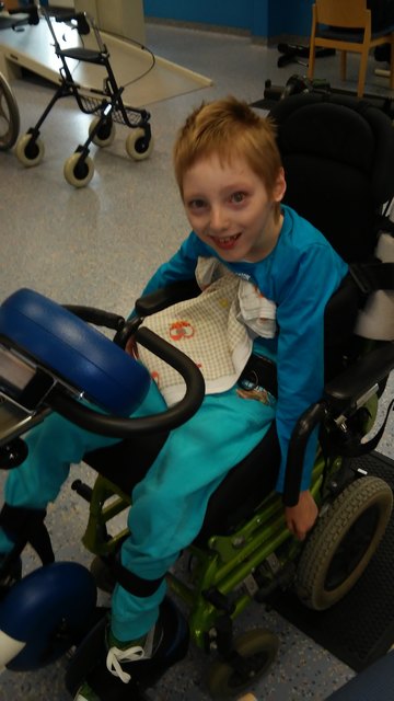 „Er ist unser Sonnenschein“, sagt der Vater über den mehrfach behinderten Patrick. Der Neunjährige hat Pflegestufe 7. | Foto: Privat