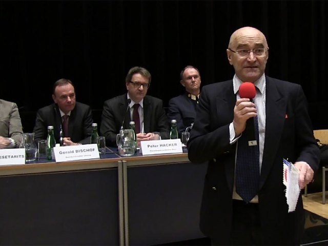 Wolfgang Jung (FPÖ) bei der Bürgerversammlung gegen das Asylheim in der Ziedlergasse. | Foto: unzensuriert.at