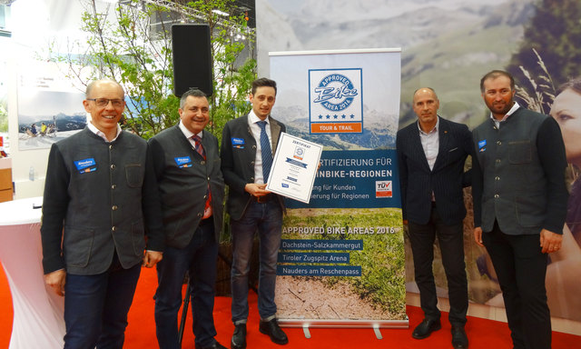 Die Abordnung aus Nauders bei der Verleihung der Auszeichnung als Approved Bike Area auf der ITB Berlin mit Mountain Bike Holidays-Repräsentant Franz Rosenmayr (2.v.r.): (v.l.) TVB-Aufsichtsratmitglied und Bikepionier Hartmann Ploner, Didi Mangalify (Mitg | Foto: Nauders Tourismus