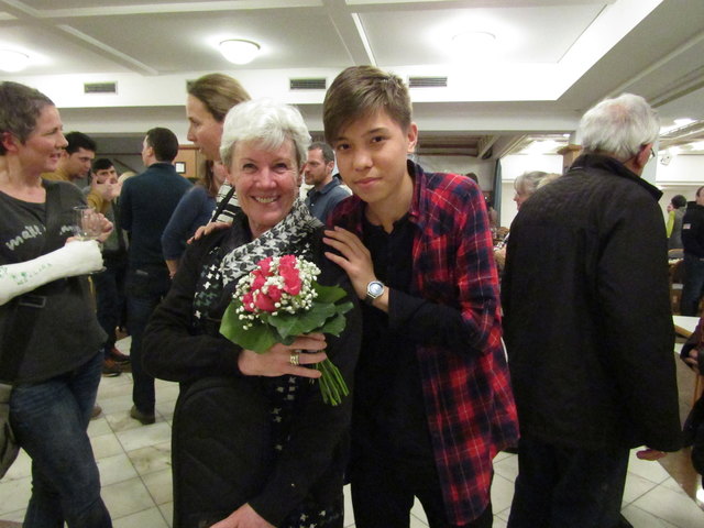 Deutschlehrerin Elisabeth Behr ist der Star unter ihren Schützlingen, die sie perfekt auf ihren ersten Auftritt im Langenzersdorfer Gemeindesaal vorbereitete