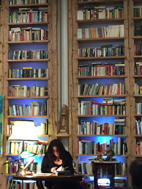 Anita Keiper vor ihrer beeindruckenden Bücherwand. | Foto: Stebner