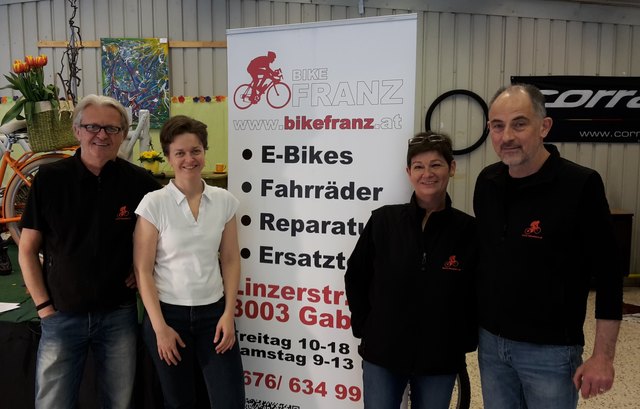 v.l.n.r.: Helmut Tschellnig, WB-Obfrau Nina Ollinger, Lisa und Franz Reitmeier