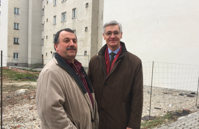 Gerstbauer und Grebner vor dem Gemeindebau in der Hagenmüllergasse, wo sich massiver Schimmel gebildet hatte. | Foto: bz-Archiv