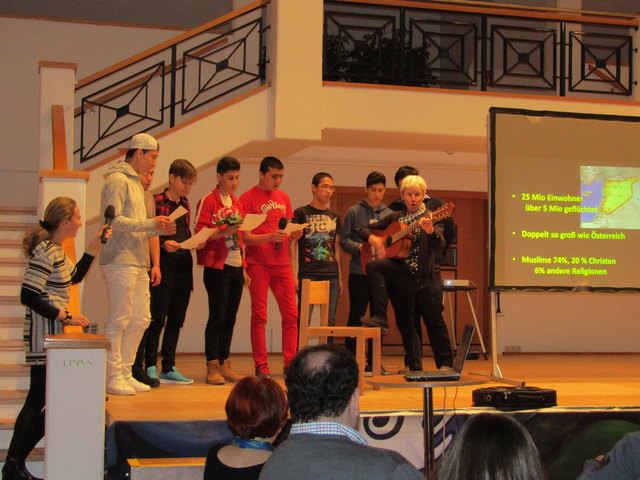 Elisabeth Behr begleitet den ersten Gesangsauftritt ihrer Deutsch-Schüler auf der Gitarre, und die jungen Burschen ernteten tosenden Applaus.