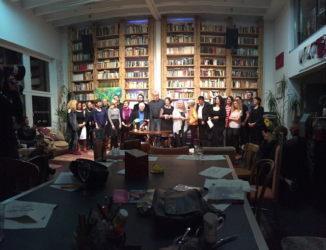 Die Autoren und die Verlagschefin danken dem Publikum. Nach den geistigen Leckerbissen freuen sich alle auf das deftige Gulasch. | Foto: Stebner