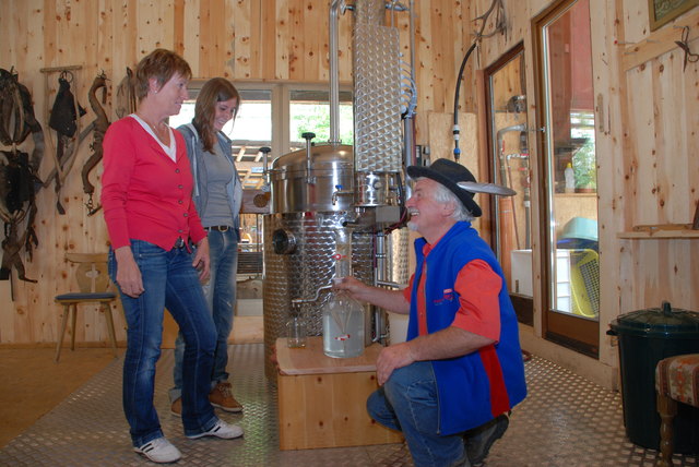 Sepp Reinstadler erklärt die Herstellung der Zirbenessenz.