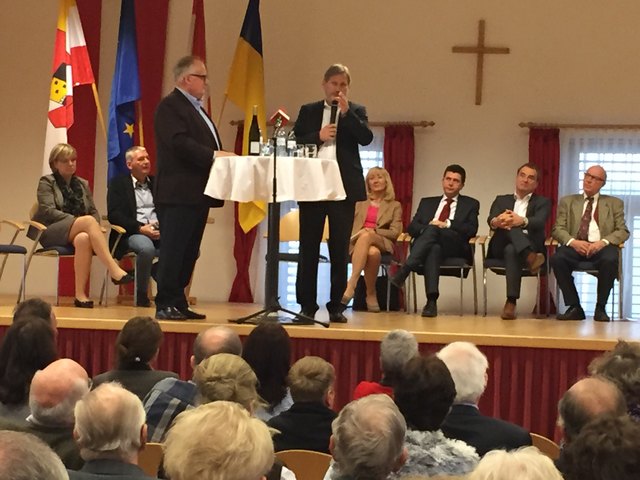 Am Podium: Landesrätin Barbara Schwarz, Bürgermeister Rudolf Friewald (Michelhausen), Asylkoordinator Christian Konrad, EU-Kommissar Johannes Hahn, Theres Friewald-Hofbauer (Netzwerk Michelhausen), Bürgermeister Peter Eisenschenk (Tulln), Richard Hemmer ( | Foto: Zeiler