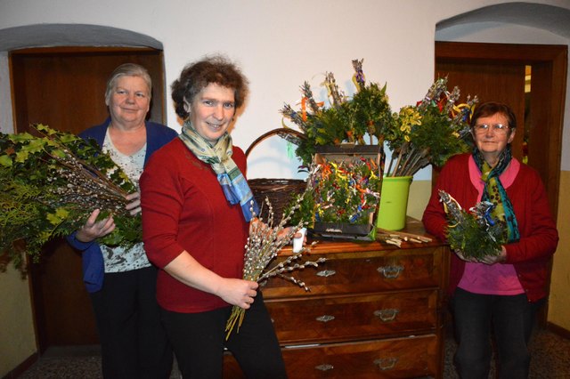 Adlwanger Bäuerinnen wissen, worauf´s beim Palmbuschen ankommt. von links: Rosa Schuster, Ortsbäuerin Elisabeth Gurtner und Maria Dietlbacher