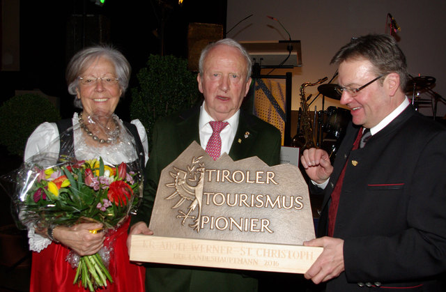Gerda Werner mit ihrem Ehemann Adi Werner und LH Günther Platter: Adi Werner wird mit der Auszeichnung „Tiroler Tourismus Pionier“ geehrt. | Foto: Land Tirol/Schranz