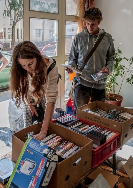 Spiele, Platten und Schmuck werden beim Flohmarkt im "VinziBett" angeboten. | Foto: Dybowski