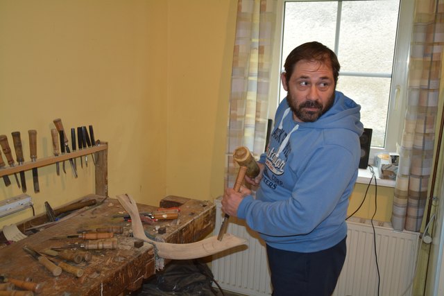 Stefan Pletea in seiner Werkstatt zuhause in Mönchhof.