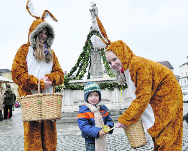 Die Osterhasen kommen in die Stadt und verteilen viele Ostergeschenke.