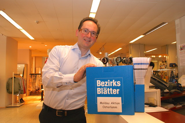 Modehaus-Chef Andreas Minnich unterstützt die Moldau-Spendenaktion und stellt die Bezirksblätter-Spendenbox für Spendenfreudige auf.