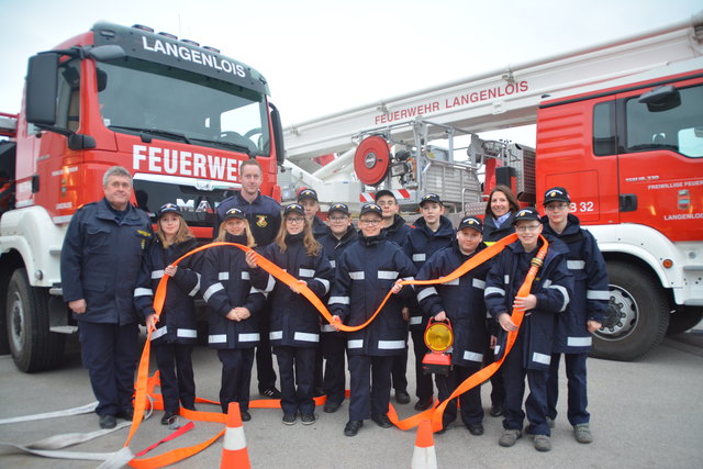 Erfolgreich bestanden: Die Truppe der Feuerwehrjugend UA Aggsbach mit dem stellvertretenden Kommandaten des Abschnitts Spitz, Harald Gromann (links).